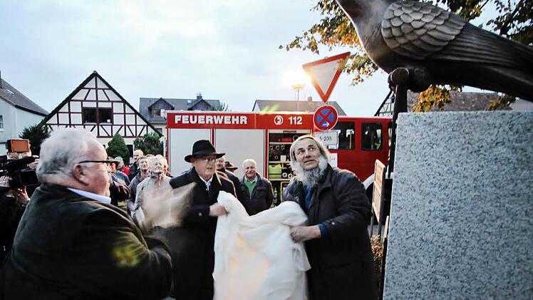 Der Augenblick der Enthüllung: Links applaudiert Bürgermeister Franz Streit, während Heimatverein-Vorsitzender Dieter George (Mitte) und der Künstler Reinhard Eiber aus Feucht noch das Tuch in der Hand halten.  Foto: Andreas Oswald
