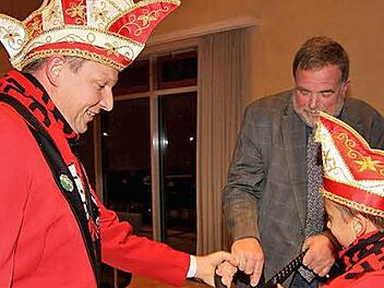Sitzungspr&auml;sident Matthias Petsch hatte Unterst&uuml;tzung vom Nachwuchs beim Kampf um den Rathausschl&uuml;ssel. Das musste Zweiter B&uuml;rgermeister Hertlein schnell nachgeben. Fotos: Richard S&auml;nger