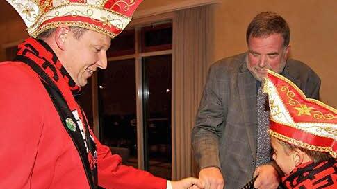 Sitzungspr&auml;sident Matthias Petsch hatte Unterst&uuml;tzung vom Nachwuchs beim Kampf um den Rathausschl&uuml;ssel. Das musste Zweiter B&uuml;rgermeister Hertlein schnell nachgeben. Fotos: Richard S&auml;nger