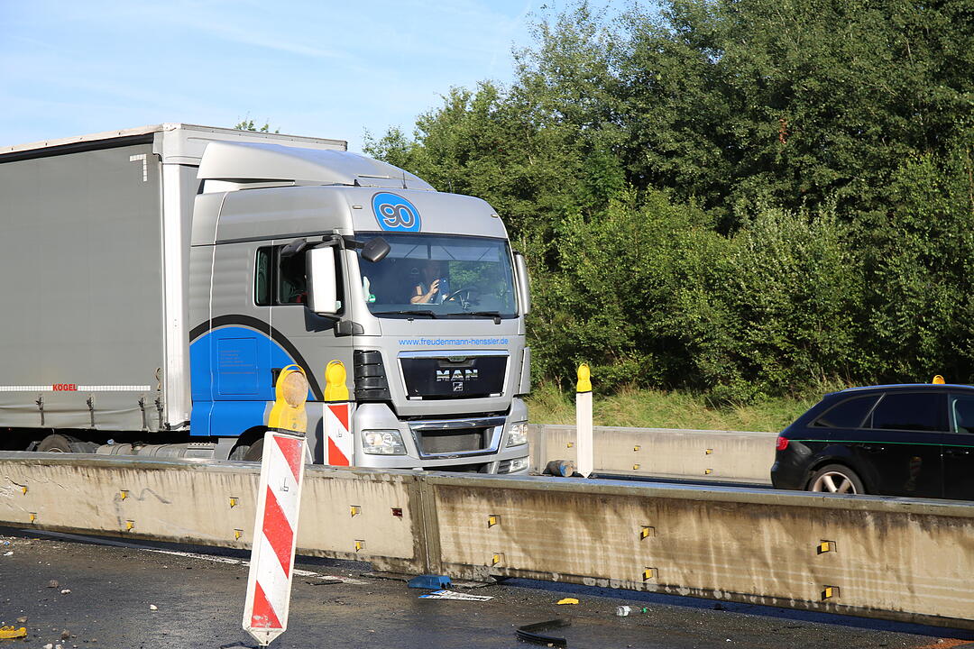 Unfall auf A9: Sattelzug prallt gegen Baustelle