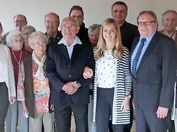 Unser Bild zeigt Heinrich Kraus (Mitte) mit Enkelin Ann-Kathrin (rechts daneben) und einem Teil der Gratulanten. Foto: Tobias Braunersreuther