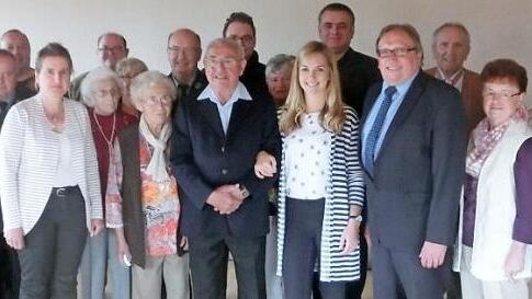 Unser Bild zeigt Heinrich Kraus (Mitte) mit Enkelin Ann-Kathrin (rechts daneben) und einem Teil der Gratulanten. Foto: Tobias Braunersreuther