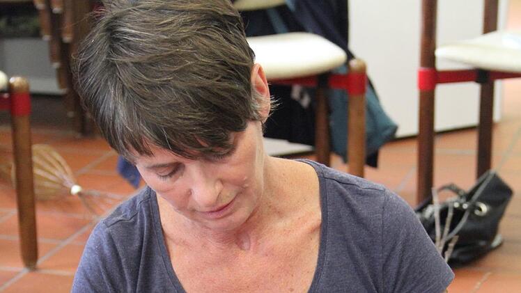 Flechtwerkgestalterin Gitti Klitzner zeigt, wie es geht. Foto: Gerda Völk