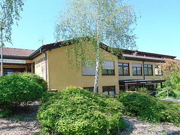 Die Lindelberhalle muss saniert werden. Odser soll man sie doch besser wegreißen? Foto: Petra Malbrich
