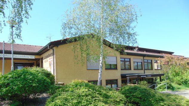 Die Lindelberhalle muss saniert werden. Odser soll man sie doch besser wegreißen? Foto: Petra Malbrich