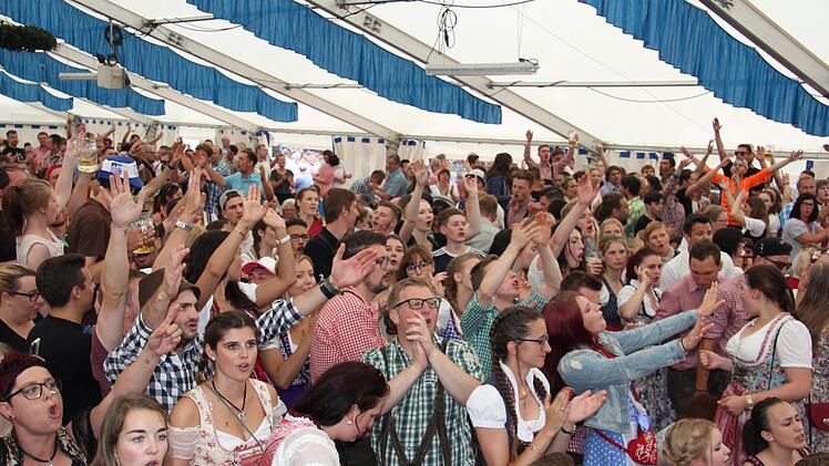 Ausgelassene Stimmung im Festzelt.