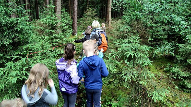 Schüler und Lehrer verbrachten einen Schultag im Wald.   Foto: Richard Sänger