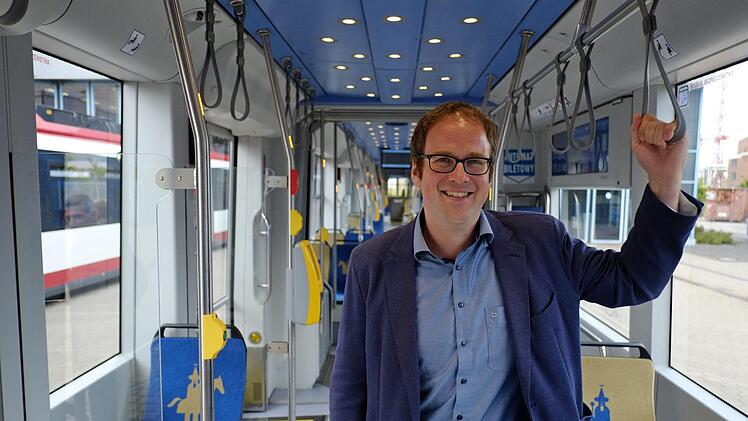 Erlangens OB Florian Janik fahrt Tram.Nikolas Pelke