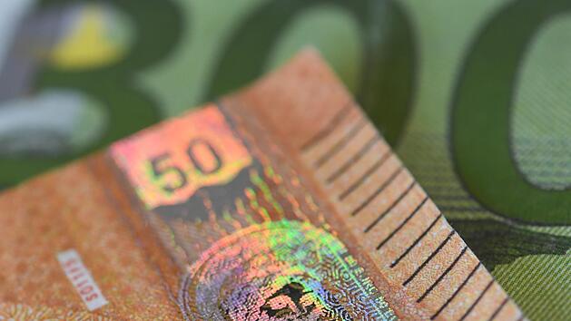 Der neue 50-Euro-Schein soll Geldf&auml;lschern das Handwerk erschweren. Doch noch bringen Kriminelle vor allem Bl&uuml;ten alter F&uuml;nfziger in Umlauf. Die im Sommer in Bamberg gefundenen Bl&uuml;ten stammen laut Polizei aus einer italienischen F&auml;lscherwerkstatt. Foto: A. Dedert, dpa