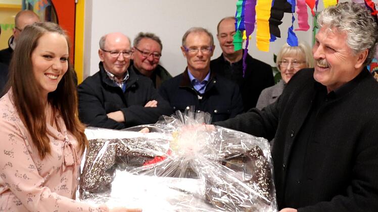 Architekt Norbert Holzmann überreicht Katharina Geinzer symbolisch die Schlüsseltorte. Fotos: Johanna Blum