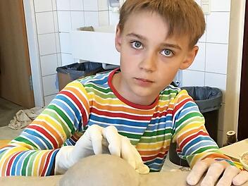 Auch Emilian (11) hat sich eifrig ins Zeug gelegt beim Krippenbaukurs von Horst Wende. Jetzt hofft er wie die anderen jungen Teilnehmer auf m&ouml;glichst viele Spenden f&uuml;r die kleine Liah. Foto: p