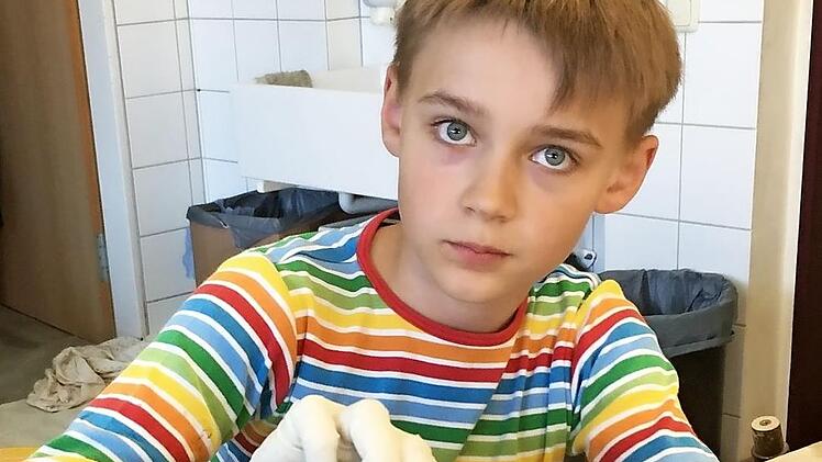 Auch Emilian (11) hat sich eifrig ins Zeug gelegt beim Krippenbaukurs von Horst Wende. Jetzt hofft er wie die anderen jungen Teilnehmer auf m&ouml;glichst viele Spenden f&uuml;r die kleine Liah. Foto: p