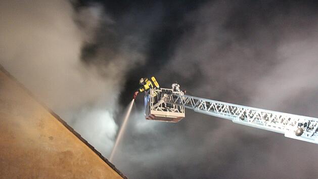 In Ha&szlig;furt stand in der Nacht ein Dachstuhl eines Einfamilienhauses lichterloh in Flammen. Symbolfoto: News5/Martin