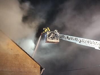 In Haßfurt stand in der Nacht ein Dachstuhl eines Einfamilienhauses lichterloh in Flammen. Symbolfoto: News5/Martin