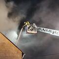 In Haßfurt stand in der Nacht ein Dachstuhl eines Einfamilienhauses lichterloh in Flammen. Symbolfoto: News5/Martin