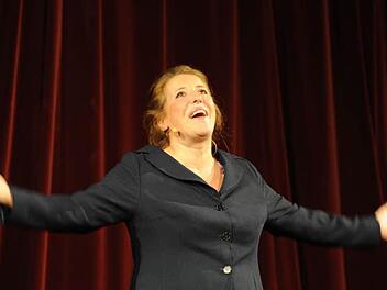 Muhen befreit: Luise Kinseher hat die Kuh als Vorbild entdeckt. Fotos: Christian Dijkstal