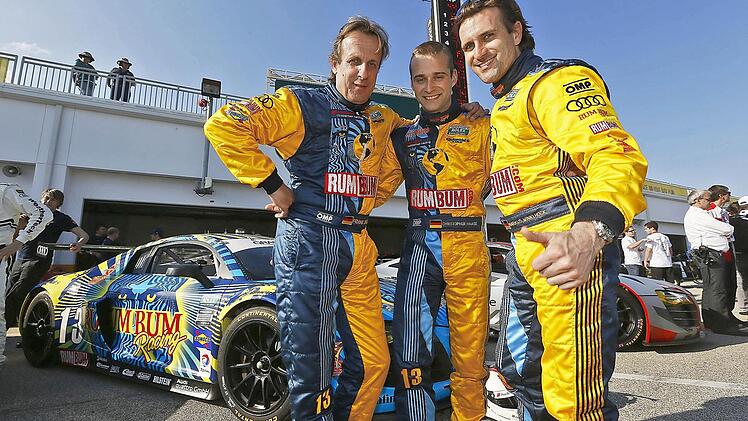 Vor dem Rennen war die Laune bei Frank Biela, Christopher Haase und Markus Winkelhock (von links) noch gut. Foto: Audi