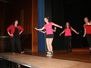 Mit "Dance Street VII" wollen Leiterin Petra Mahr-Richter (links) und ihre Tanzgruppe auch in diesem Jahr Hunderte von Besuchern im Kreiskulturraum begeistern. Foto: Veronika Schadeck