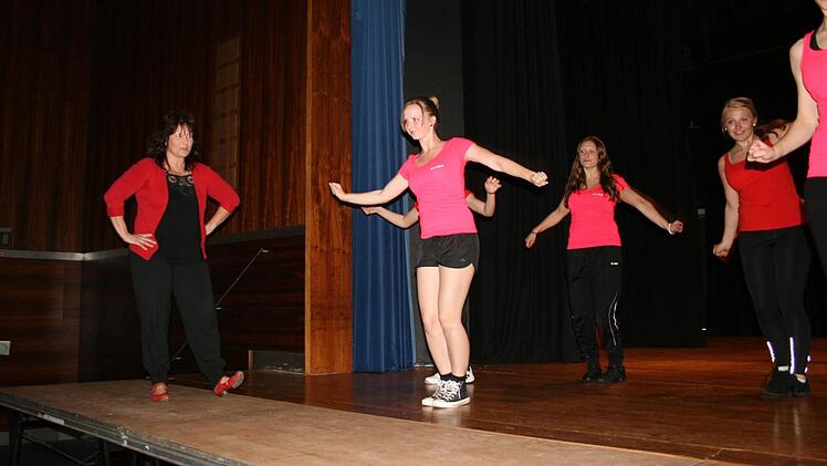 Mit "Dance Street VII" wollen Leiterin Petra Mahr-Richter (links) und ihre Tanzgruppe auch in diesem Jahr Hunderte von Besuchern im Kreiskulturraum begeistern. Foto: Veronika Schadeck