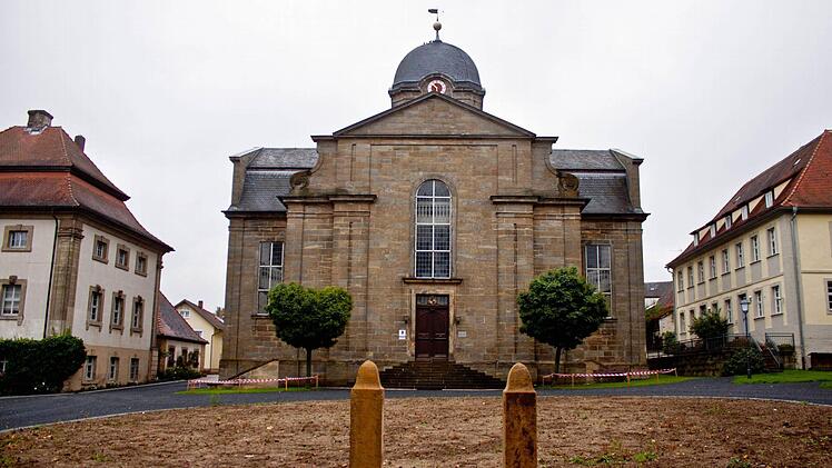 Blick auf die barocke Schlosskirche von Lahm im Itzgrund.