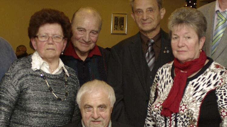 Ausgezeichnet wurden (von links) Hildegard Wießner, Karl-Otto Haun, Peter Eichhorn, Edgar Wolf und Rosalinde Lehnert.  Foto: W. Ehling