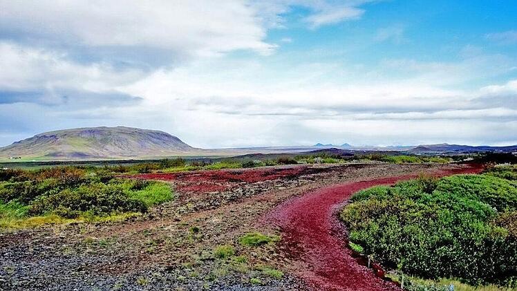 Diese rote Erde findet man auf dem Rundweg um den Krater Kerið.