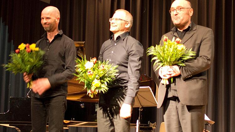 Nicht nur mit Blumen, sondern auch einem ordentlichen Schlussapplaus wurde das Trio aus dem Kreiskulturraum verabschiedet. Foto: Nicole Julien-Mann