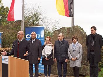 Landrat Christian Meißner (am Rednerpult) hielt die Gedenkrede zum Tag der Deutschen Einheit vor dem Franz-Josef-Strauß-Gedenkstein in Kloster Banz. Foto: Alfred Thieret