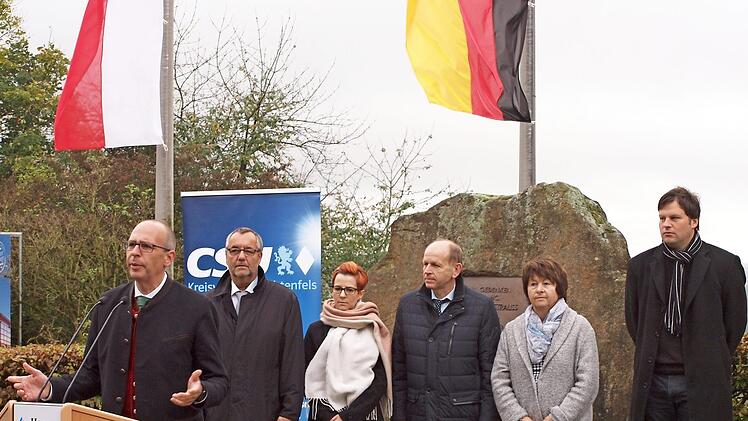 Landrat Christian Meißner (am Rednerpult) hielt die Gedenkrede zum Tag der Deutschen Einheit vor dem Franz-Josef-Strauß-Gedenkstein in Kloster Banz. Foto: Alfred Thieret