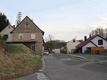 Blick auf den "Fleckerl-Teppich" in der Ortsdurchfahrt und die Stelle wo die Fußgänger die Seiten wechseln können. Bis zur Hausecke links wird  ein zusätzlicher Gehweg angelegt.Günther Geiling