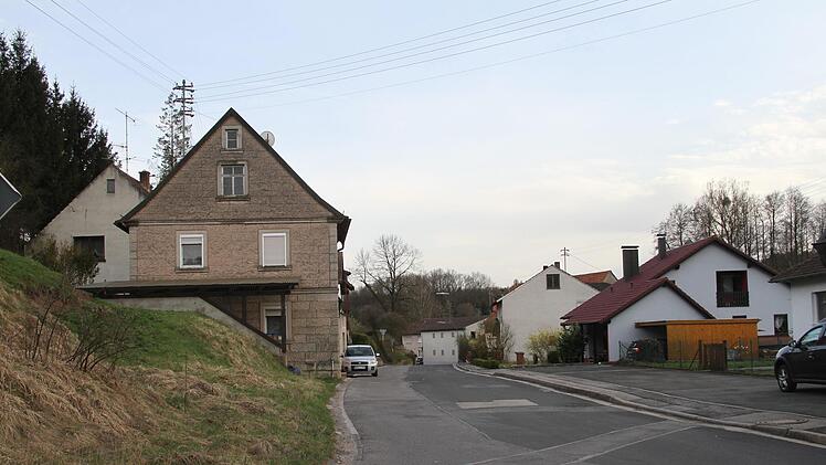 Blick auf den "Fleckerl-Teppich" in der Ortsdurchfahrt und die Stelle wo die Fußgänger die Seiten wechseln können. Bis zur Hausecke links wird  ein zusätzlicher Gehweg angelegt.Günther Geiling