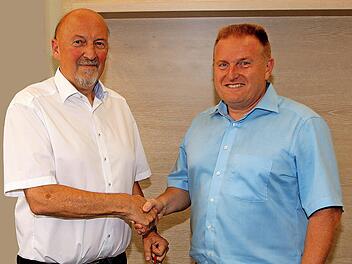 Mittelschul-Rektor Wolfgang Wittmann (links) wurde in der Sitzung des Maßbacher Marktgemeinderates von Bürgermeister Matthias Klement mit Dank für seine 27-jährige Arbeit verabschiedet. Foto: Dieter Britz