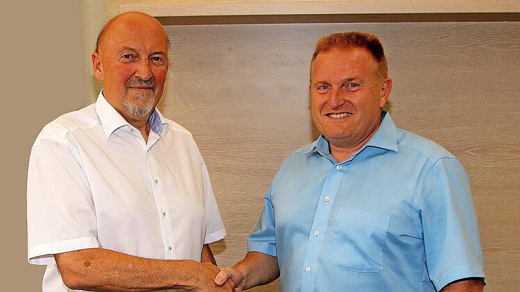 Mittelschul-Rektor Wolfgang Wittmann (links) wurde in der Sitzung des Maßbacher Marktgemeinderates von Bürgermeister Matthias Klement mit Dank für seine 27-jährige Arbeit verabschiedet. Foto: Dieter Britz