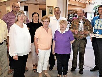 Seinen 70. Geburtstag feierte Zimmerermeister Berthold Horn. Unser Bild zeigt (von links) Ehrenvorsitzenden Hans Spiller von der Feuerwehr Lanzendorf, stellvertretenden Innungs-Obermeister Peter Zeitler, Pfarrerin Almut Weisensee, Anja Gumtow und Linda Fischer vom Gartenbauverein Lanzendorf, Bürgermeister Gerhard Schneider, Gunda und Berthold Horn sowie Zimmermeister Christoph Bauer.  Foto: Werner Reißaus