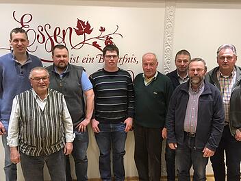 Auf dem Bild (von links nach rechts): Jagdvorstand Dominik Kiesel, ehem. Beisitzer Konrad Kuhn, Beisitzer Alexander Kiesel, Kassenwart Daniel Kiesel (neu), Kassenpr&uuml;fer Georg Renninger, ehem. Kassenwart Hubert Kiesel, Kassenpr&uuml;fer Ludwig Metz und Beisitzer/Schriftf&uuml;hrer Konrad Kiesel. Es fehlt stellv. Jagdvorstand Stefan Kiesel.  Foto: Kiesel