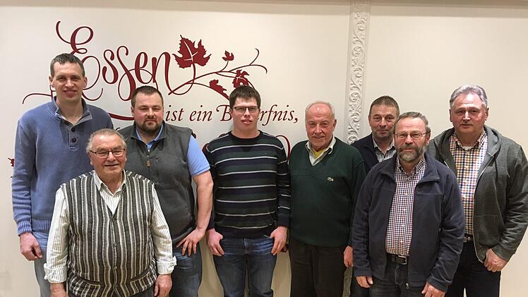 Auf dem Bild (von links nach rechts): Jagdvorstand Dominik Kiesel, ehem. Beisitzer Konrad Kuhn, Beisitzer Alexander Kiesel, Kassenwart Daniel Kiesel (neu), Kassenpr&uuml;fer Georg Renninger, ehem. Kassenwart Hubert Kiesel, Kassenpr&uuml;fer Ludwig Metz und Beisitzer/Schriftf&uuml;hrer Konrad Kiesel. Es fehlt stellv. Jagdvorstand Stefan Kiesel.  Foto: Kiesel