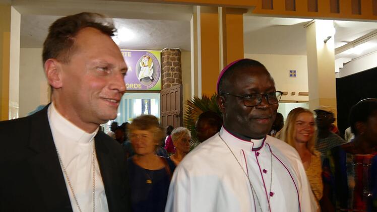 Bestens bekannt in Bamberg: Bischof André Guèye hier mit seinem Mitbruder Herwig Gössl.               Fotos: Marion Krüger-Hundrup