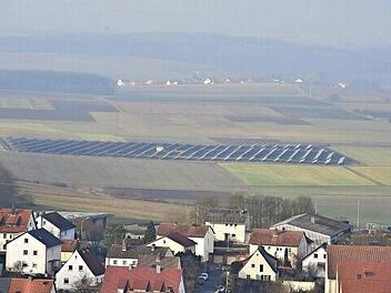Die bestehende Photovoltaikanlage auf dem Gebiet von Hellingen soll erweitert werden. Dafür sprach sich der Stadtrat Königsberg aus.  Foto: sn