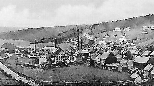 Blick auf Kleintettau mit der im Jahre 1951 eingeweihten Auferstehungskirche. Die Aufnahme entstand 1960.