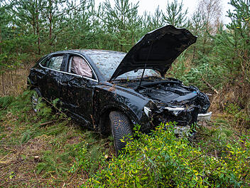 Audi kollidiert mit Kleinwagen und richtet eine Schneise der Verwüstung an