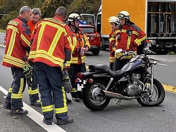 Tödlicher Unfall auf der B2: Motorrad kollidiert mit Lastwagen