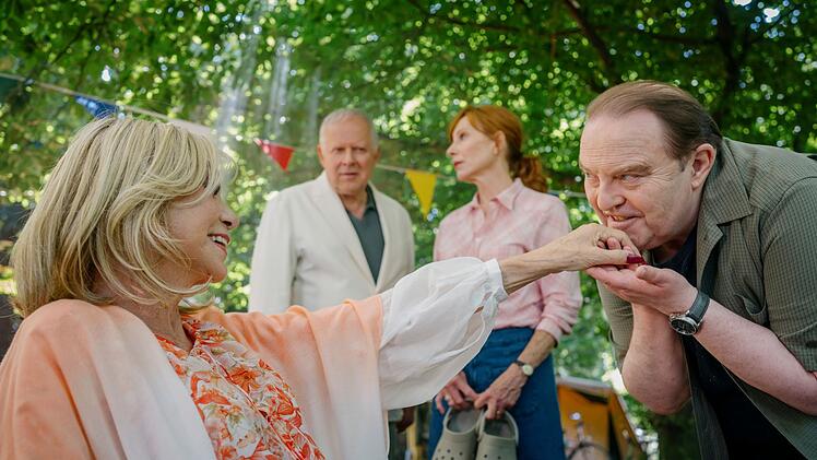 Kaum auf dem Campingplatz angekommen, wirft Geralds (Axel Milberg, zweiter von links) Mutter Susanne (Judy Winter, links) schon ihre F&auml;nge aus: W&auml;re Abteilungsdirektor Giering (Gustav Peter W&ouml;hler) ein Mann f&uuml;r sie? Nicht nur Gundula (Andrea Sawatzki) ist da skeptisch.