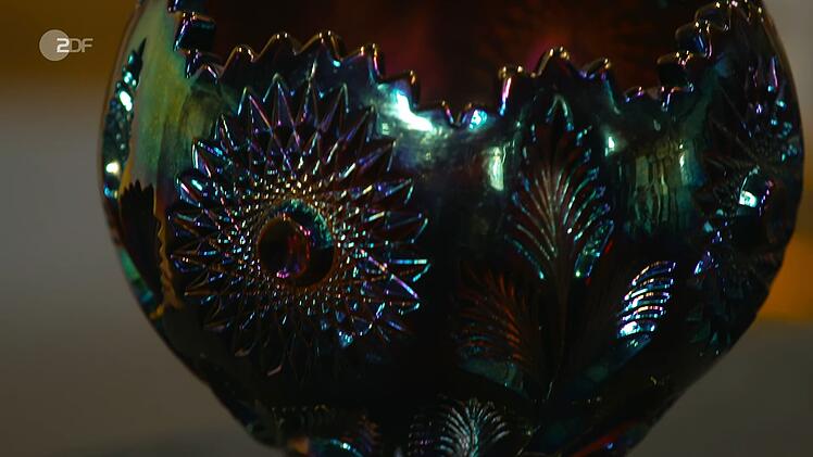 Berding bestätigte die Herkunft: "Es ist in Amerika für amerikanische Arbeiterfamilien gefertigt worden." Und zwar in der Zeit zwischen 1908 und 1912 in so großen Mengen, "dass es manchmal auch Backpulver-Glas genannt wird, weil es einfach verschenkt wurde zu Werbezwecken".