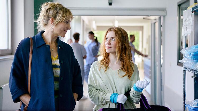 Nora Kaminski (Tanja Wedhorn, links) hilft ihrer Patientin Anne Jahnke (Franziska Brandmeier) nicht nur medizinisch.