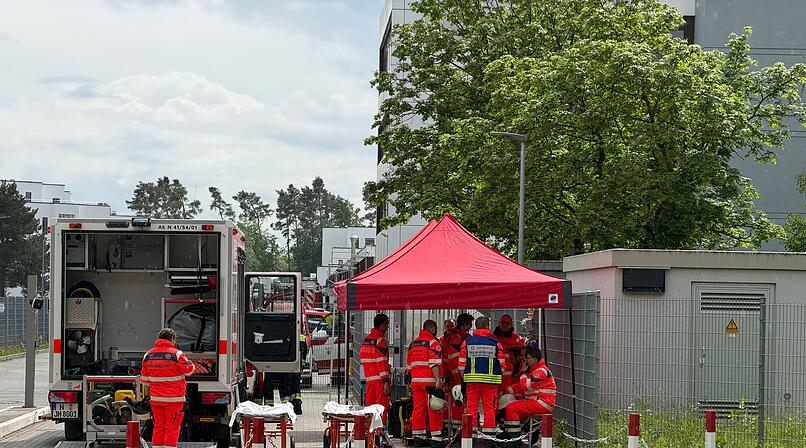 Sieben Verletzte bei Chemieunfall: Dutzende Rettungskr&auml;fte im Gro&szlig;einsatz