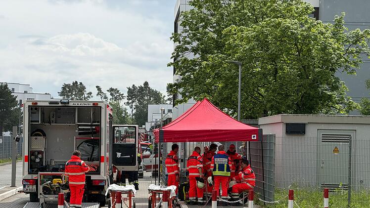 Sieben Verletzte bei Chemieunfall: Dutzende Rettungskr&auml;fte im Gro&szlig;einsatz