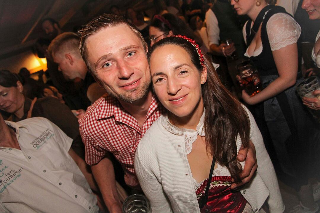 Tanzen, Feiern, Mitsingen &ndash; bayerische Partystimmung bis Mitternacht.