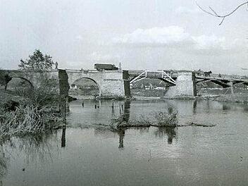 Eine Ansicht der Regnitzbrücke aus der Nachkriegszeit (1952). Der heute nicht mehr vorhandene rechte Abschnitt wird von einer Holzkonstruktion überspannt. Dort wurde mit Erdreich aufgefüllt, weiter rechts verläuft der Main-Donau-Kanal. Fotos: Stadtarchiv Forchheim/Repro: Rainer Kestler (2)/Martin Rehm (2)