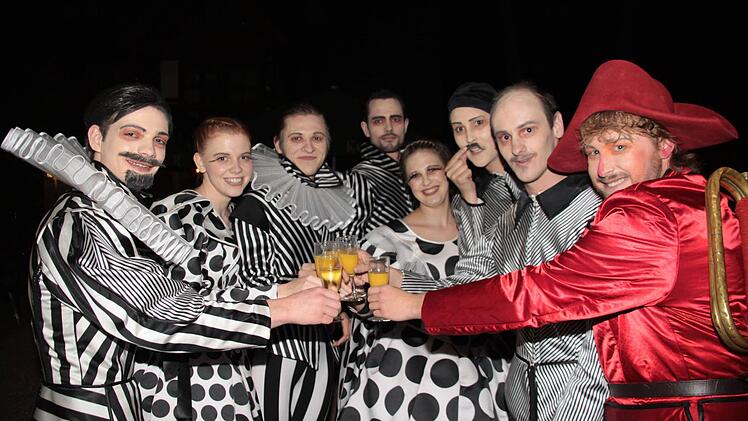 Nach dem Stück stoßen die Schauspieler auf eine gelungene Vorführung an.