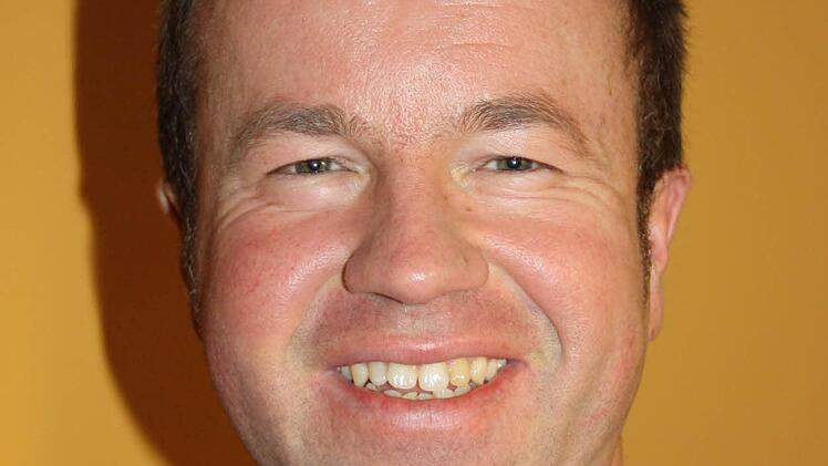 "Wir freuen uns, dass wir so einen guten Investor haben", sagt Rainer Waldvogel, Leiter des Dominikus-Ringeisen-Werkes. Die Stiftung habe trotz aller Probleme mit dem Hang "nie gezaudert" und Lösungen gefunden. "Wir sind in jeden Planungsschritt eingebunden", lobt Waldvogel die Zusammenarbeit. 24 Wohnplätze will das Ringeisen-Werk belegen: Zwölf Bewohner sollen aus Maria Bildhausen umziehen. "Mit den anderen zwölf Plätzen wollen wir den regionalen Bedarf decken." Besonders freut sich Waldvoge...